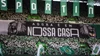 Eine beeindruckende XXL-Choreografie auf der Tribüne mit zwei brüllenden Löwen-Motiven und dem Schriftzug „Agora é em nossa casa“. Die gesamte Kurve ist in Grün und Weiß gehüllt.
